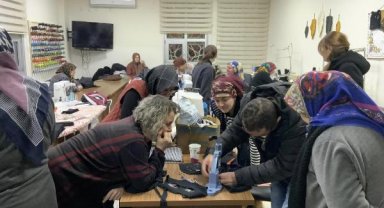 Tekirdağ'da kadınlar depremzedeler için günde 1000 battaniye ve 500 polar dikiyor