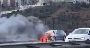 TEM'de seyir halindeki otomobil alev alev  yandı