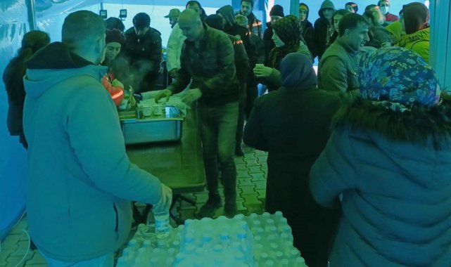 Tepebaşı aşevinden depremzedelere kahvaltı ve yemek ikramı