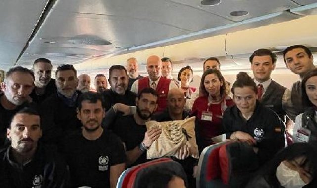 THY'nin kabin memurlarından İspanyol arama kurtarma ekibine bröve hediyesi