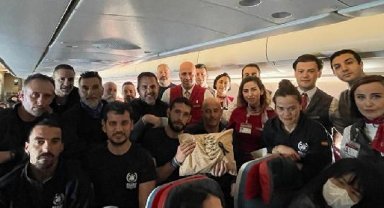 THY'nin kabin memurlarından İspanyol arama kurtarma ekibine bröve hediyesi