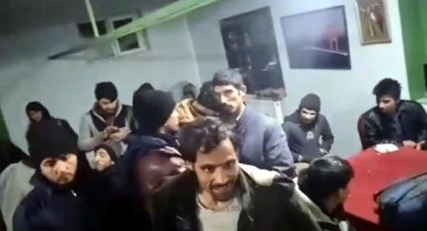 TIR'dan indirilirken, mahalleye dağılan 70 kaçak göçmen yakalandı