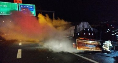 TIR'ın çekicisini yanan dorseden ayırarak kurtardı