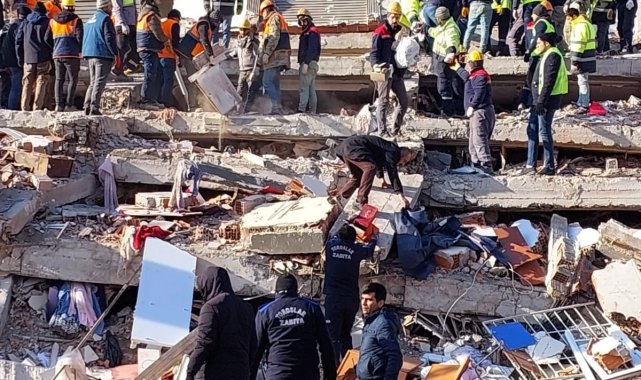 Toroslar Belediyesi ekipleri, Kırıkhan'da küçük çocuğu enkazdan sağ olarak kurtardı