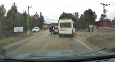 Trafikte önünü kestiği minibüsün şoförüne silah çekti
