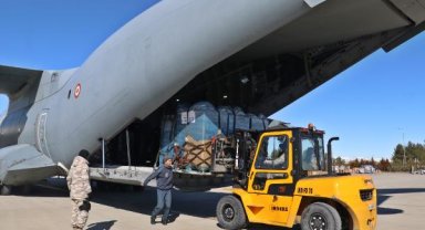 TSK, uçak ve helikopterlerini depremzedeler için seferber etti