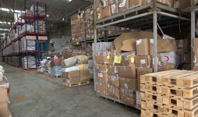 Türk Kızılayı lojistik deposundan deprem bölgesine yardım malzemeleri gönderiliyor