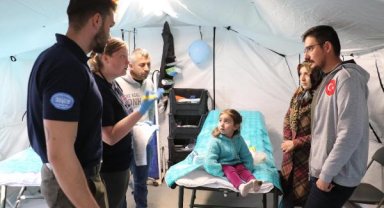 Türk ve İngiliz hekimler, sahra hastanesinde depremzedeleri tedavi ediyor