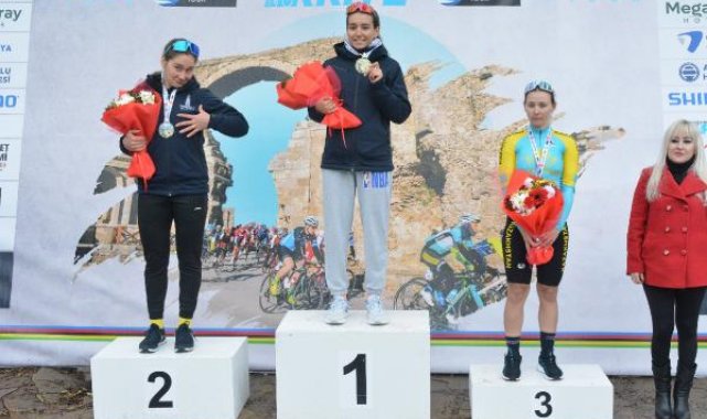 Türkiye Kış Bisiklet Yarışları'nda kadın sporcular pedal çevirdi