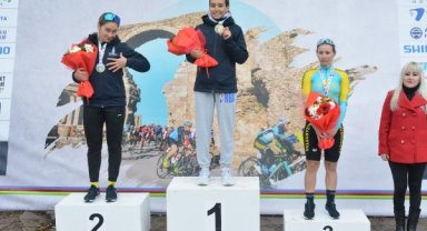 Türkiye Kış Bisiklet Yarışları'nda kadın sporcular pedal çevirdi