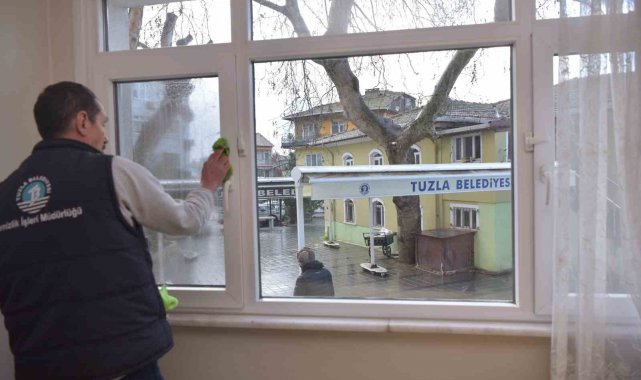 Tuzla'da yaşlı ve ihtiyaç sahibi vatandaşların evleri düzenli olarak temizleniyor