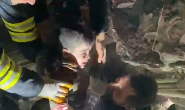 Üç yaşındaki Miran, 22 saat sonra enkazdan sağ kurtuldu