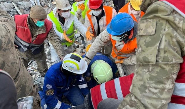 Ukraynalı ekip depremin 9. gününde bir kadını enkazdan sağ çıkardı