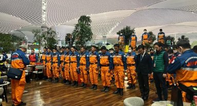 Ülkesine dönen Japon ekibi havalimanında çiçeklerle karşılandı