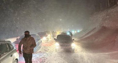 Uludağ'da kar kalınlığı 1 metreye yaklaştı; kent merkezinde ekipler teyakkuzda