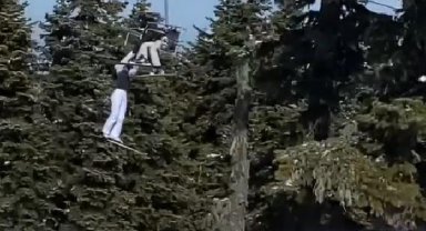 Uludağ'da kayakçının telesiyejin demirine asılı kaldığı anlar kamerada