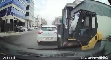 Ümraniye'de forklift motosiklete çarptı