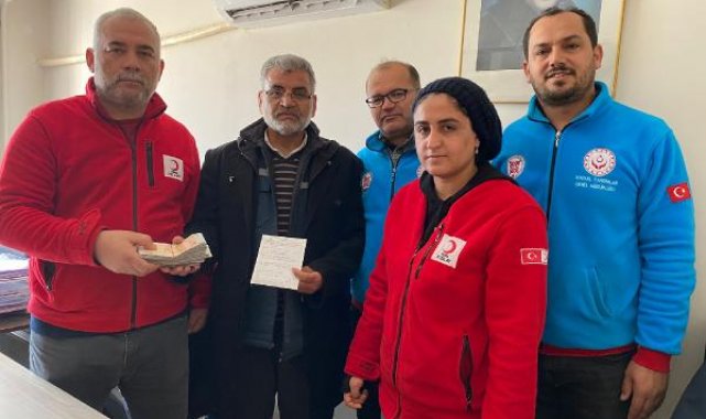 Umre parasını depremzedeler için Kızılay'a bağışladı
