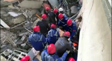Umut 2 Apartmanı'nın enkazından yabancı uyruklu bir kişi kurtarıldı