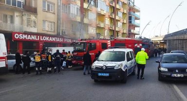 Uşak'ta mağaza yangınında iş yeri sahibi öldü, 3 itfaiyeci dumandan etkilendi