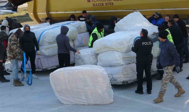 Uşak'tan deprem bölgesine uçakla battaniye gönderildi