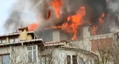 Üsküdar'da 5 katlı binanın çatısı alev alev yandı