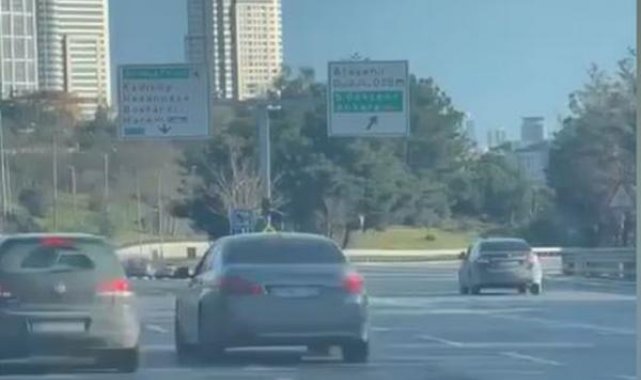 Üsküdar'da otomobil sürücüsünün önünü kesti