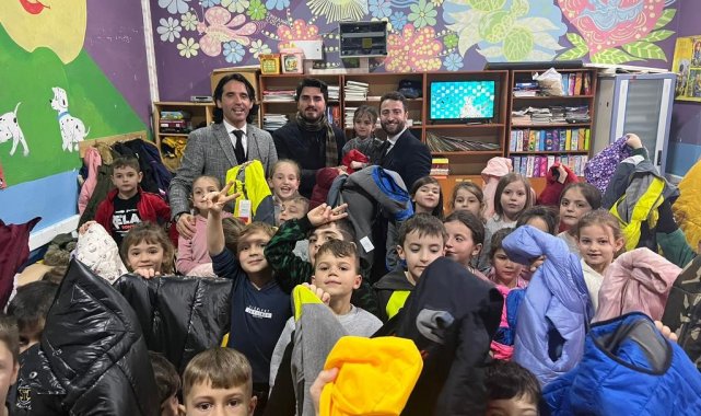 Üsküp'teki çocuklar Türkiye'den gelen hediyelerle sevindi