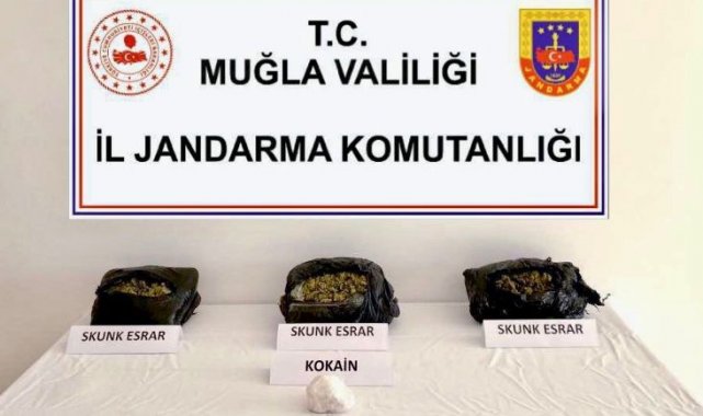 Uyuşturucu paketini alırken yakalandı