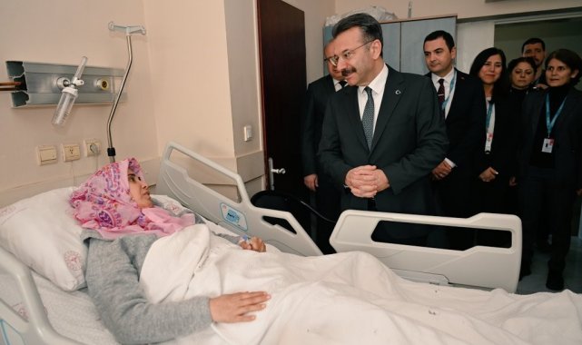 Vali Aksoy, Aydın'da tedavi gören depremzede vatandaşlarla görüştü
