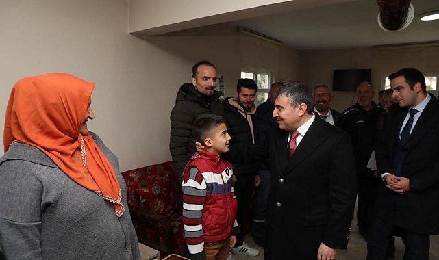 Vali vatandaşın ayağına gidip, sıkıntılarını dinledi