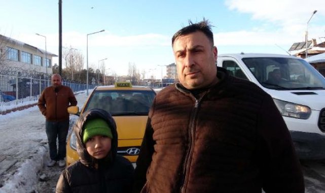 Van depreminde eşi ile çocuğunu kaybeden taksi şoförü, depremzedeleri ücretsiz taşıyor