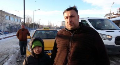 Van depreminde eşi ile çocuğunu kaybeden taksi şoförü, depremzedeleri ücretsiz taşıyor
