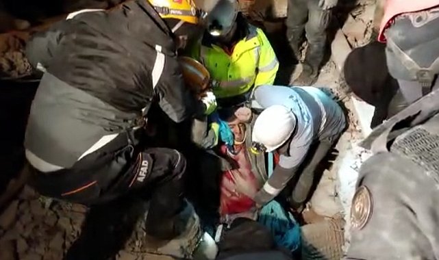 Van polisi 43 saat sonra 2 vatandaşı daha tekbirlerle enkaz altından sağ çıkardı