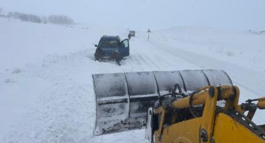 Van'da araçlar, karlı yollarda gidemedi; mahsur kalan 20 kişi kurtarıldı