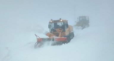 Van'da askeri üs bölgesinin kardan kapanan yolu açıldı