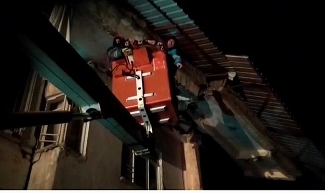 Van'dan giden ekip 80 yaşındaki kadını enkazdan sağ çıkarttı