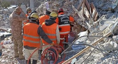 Van'dan giden jandarma ekipleri, 55 kişiyi enkazdan sağ olarak çıkardı