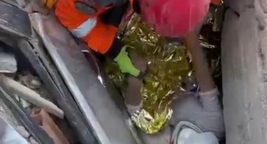 Van'dan giden jandarma ekipleri, 55 kişiyi enkazdan sağ olarak çıkardı