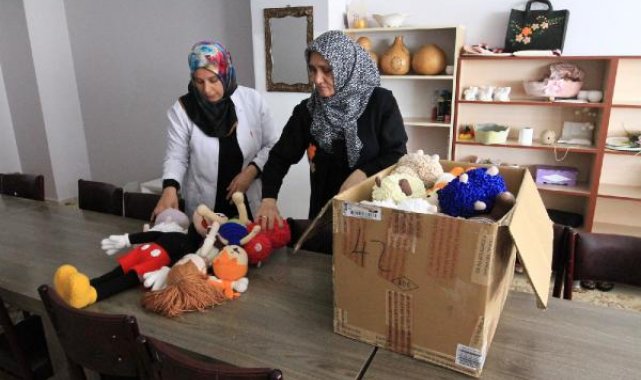 Vanlı kadınlar, depremzedelere kıyafet dikiyor