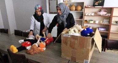 Vanlı kadınlar, depremzedelere kıyafet dikiyor
