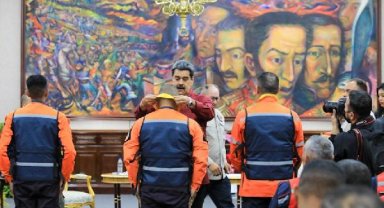 Venezuela Cumhurbaşkanı, Türkiye'den dönen ekibine madalya verdi