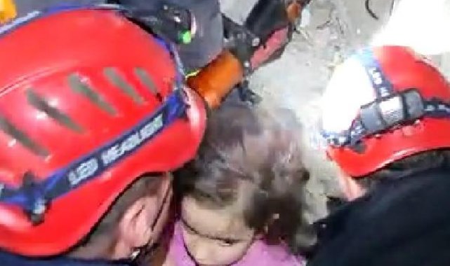 Yalova'dan Hatay'a giden ekip, 1'i işitme engelli 7'si çocuk 11 kişiyi kurtardı