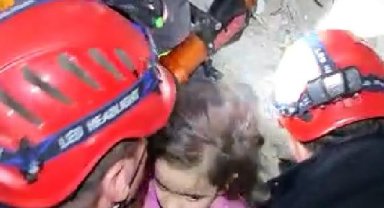 Yalova'dan Hatay'a giden ekip, 1'i işitme engelli 7'si çocuk 11 kişiyi kurtardı