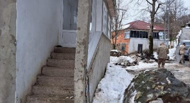 Yamaçtan kopan kaya, evin duvarını yıktı