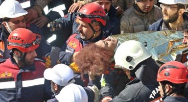 Yangına gelen ekip, 152 saat sonra enkazdan Rukiye'yi çıkardı; itfaiye eri ağladı