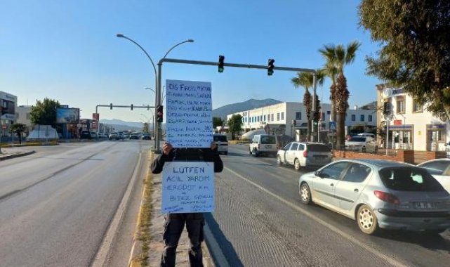 Yardım kampanyasına dikkat çekmek için pankartla karayoluna çıktı