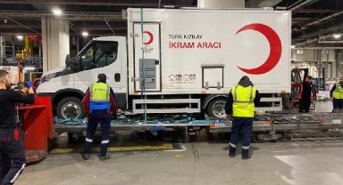 Yardım malzemesi ve ekipman taşıyan kargo uçakları İncirlik Hava Üssü'ne iniyor