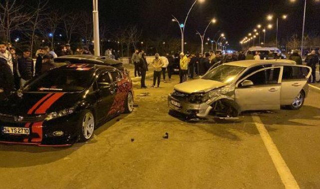 Yarışan 2 otomobil park halindeki 4 otomobile çarptı: 5 yaralı