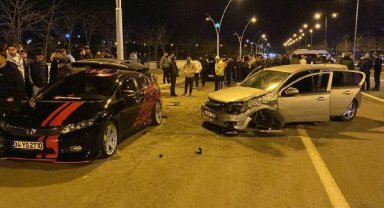 Yarışan 2 otomobil park halindeki 4 otomobile çarptı: 5 yaralı